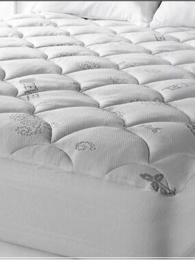 NWT Premium Quilted Mattress Topper - QUEEN